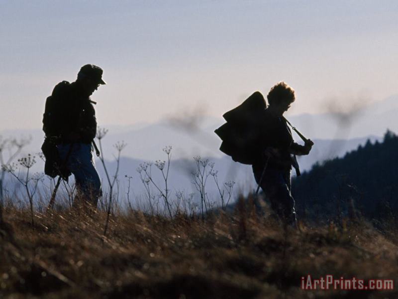 Silhouetted Hikers at Twilight on The Appalachian Trail painting - Raymond Gehman Silhouetted Hikers at Twilight on The Appalachian Trail Art Print